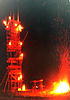 mit Fackeln beleuchteter Lagerturm (ca. 12 Meter hoch)