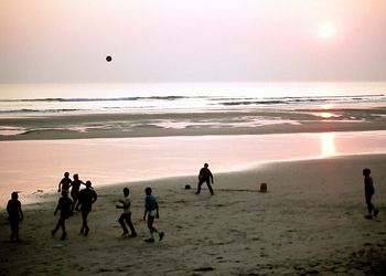 Fussball am Strand spielen