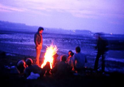 direkt vor dem Zelt unser Lagerfeuer abends am Strand