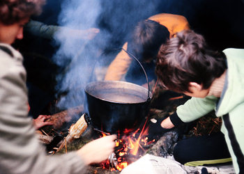 Kochen mit Hordenpott direkt auf dem Feuer