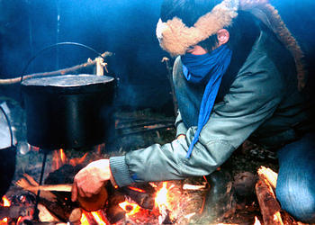 Kochen mit Hordenpott direkt auf dem Feuer