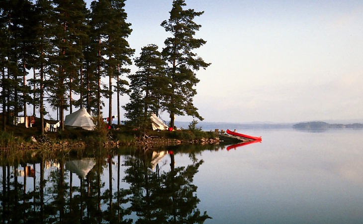 Idylle frühmorgens am See in Schweden fernab jeglicher Zivilisation