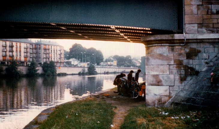 Unter einer Brücke in Pontoise bei Paris übernachtet.