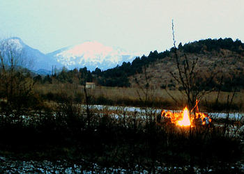 Lagerfeuer in einem Flussbett