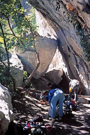 Unter einem Felsen bernachten