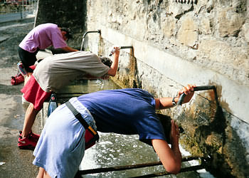 Irgendwo unterwegs Waschen am Brunnen - leider kein warmes Wasser