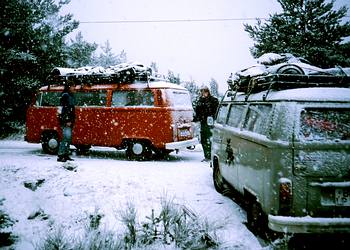 Im Freien übernachtet und vom Schnee überrascht worden.